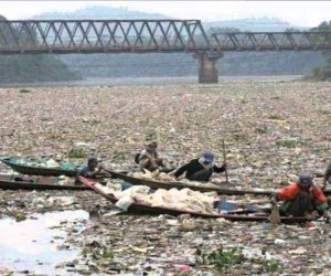 Самая грязная река в мире - Цитарум в Индонезии