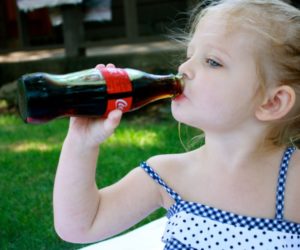 Вредна ли Кока-кола детям? Можно ли ребенку пить этот напиток? Ответ доктора вас удивит!