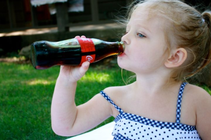 Вредна ли Кока-кола детям? Можно ли ребенку пить этот напиток? Ответ доктора вас удивит!
