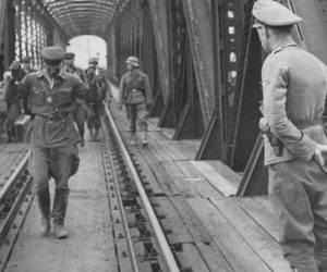 Офицер Красной Армии в плену у немцев : что обязан был сделать, если он попадал в плен
