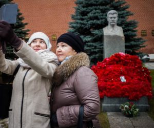На могиле Сталина: Как можно такое вытворять?