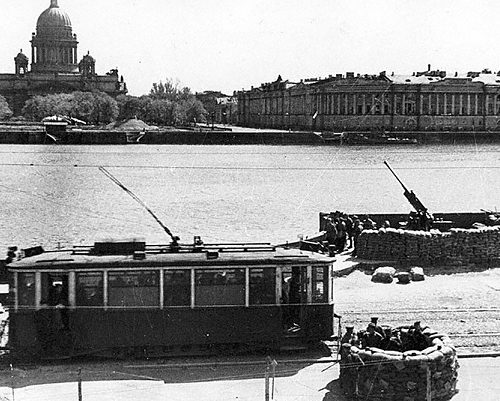 План Гитлера по захвату Ленинграда потерпел крах. Почему?