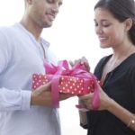 Почему мужчина не дарит подарки? А должен ли он их дарить?