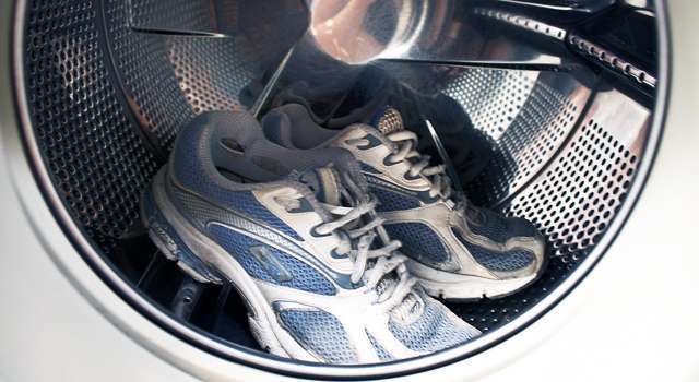 Как стирать обувь в стиральной машине правильно