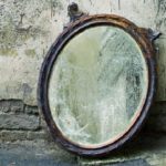 Выбросить зеркало из дома: можно ли это делать? Как правильно от него избавиться?