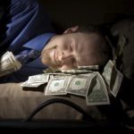 Найти деньги во сне: к чему это снится и что значит?
