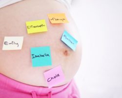 Будущая мама выбирает имя своему ребенку: о чем она, беременная, в этот момент думает?