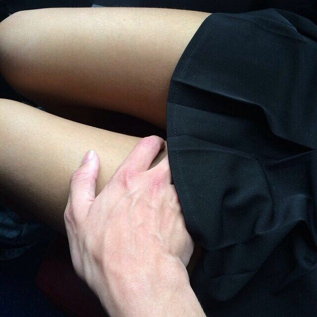Between thighs. Мужская рука. Рука под платьем. Рука на колене. Мужская рука на женской коленке.