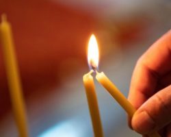 Приметы про церковные свечи: почему свеча падает, трещит, коптит, плачет