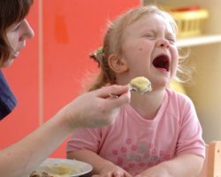 Ребенок не хочет есть: что делать? Причины отказа детей от приема пищи