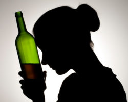 Почему алкоголь для женщин более опасен?