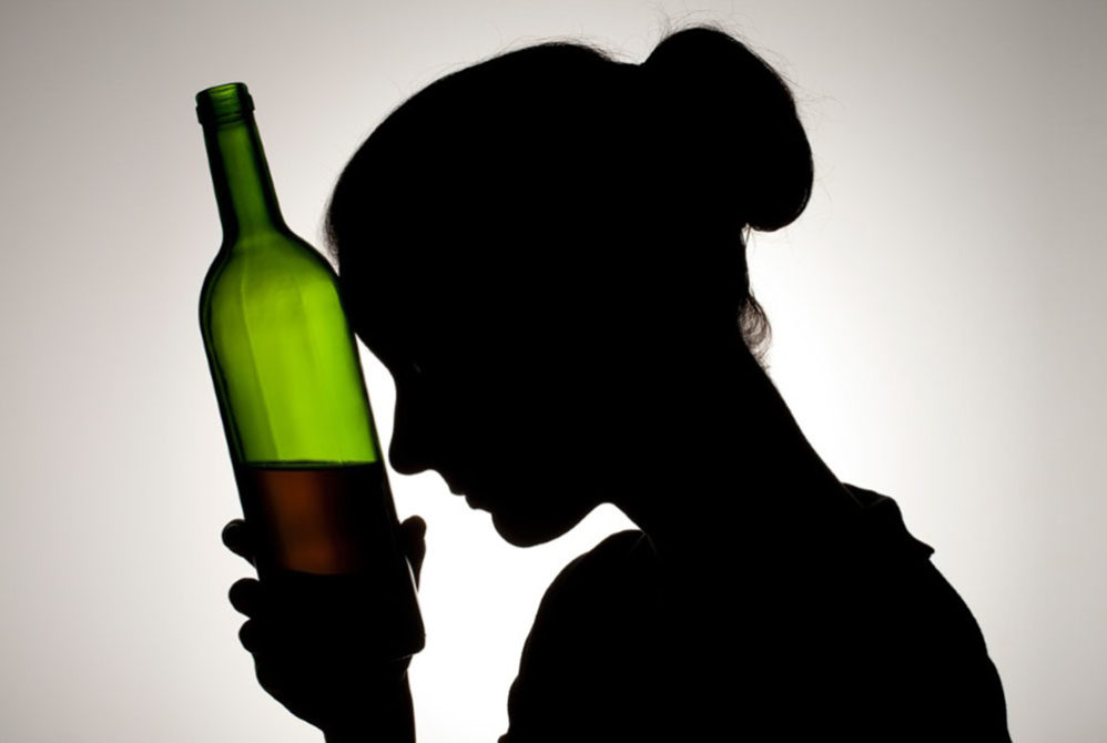 Почему алкоголь для женщин