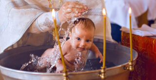 Можно ли крестить ребенка без крестных родителей